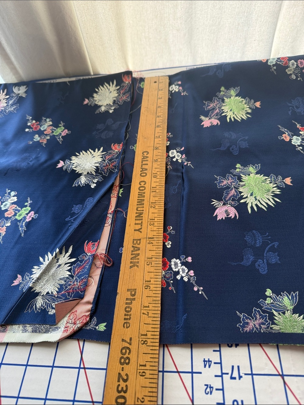 Vintage 1950s 60s Asian Brocade Satin Fabric Navy Floral Crane 4.75 Yds x 36 - Picture 7 of 16